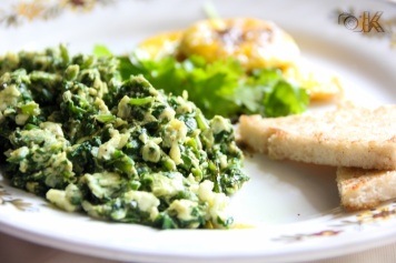 Scrambled egg with spinach made at home